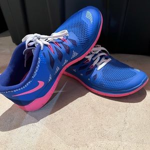 Like new Nike sneakers.